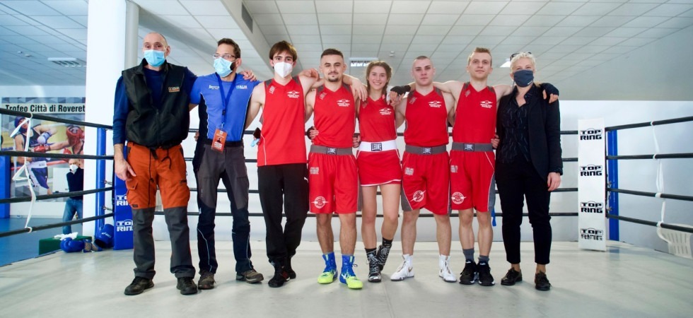 Foto di gruppo per atleti, tecnici e dirigenti della Rovereto Boxe